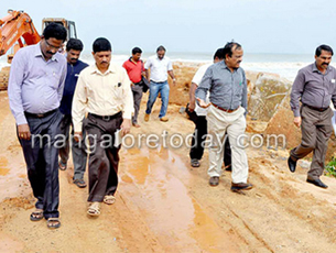 Mangalore Today Latest Main News Of Mangalore Udupi Page Udupi Dc Muddu Mohan Inspects Sea